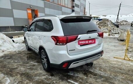 Mitsubishi Outlander III рестайлинг 3, 2016 год, 1 600 000 рублей, 3 фотография