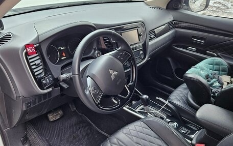 Mitsubishi Outlander III рестайлинг 3, 2016 год, 1 600 000 рублей, 6 фотография