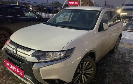 Mitsubishi Outlander III рестайлинг 3, 2019 год, 2 499 000 рублей, 1 фотография