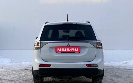 Mitsubishi Outlander III рестайлинг 3, 2013 год, 890 000 рублей, 6 фотография