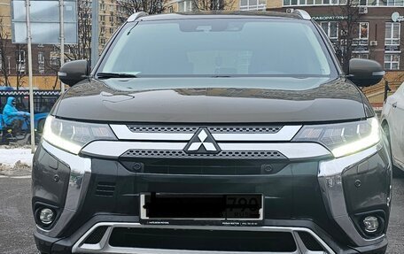 Mitsubishi Outlander III рестайлинг 3, 2021 год, 4 800 000 рублей, 2 фотография