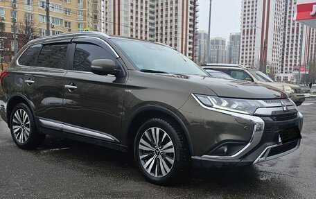 Mitsubishi Outlander III рестайлинг 3, 2021 год, 4 800 000 рублей, 3 фотография