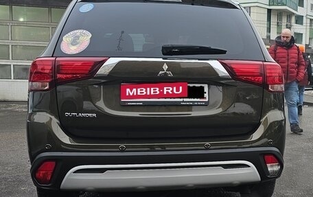 Mitsubishi Outlander III рестайлинг 3, 2021 год, 4 800 000 рублей, 4 фотография