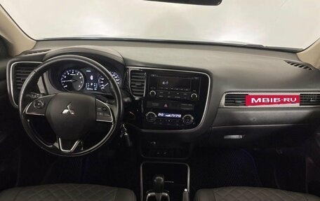 Mitsubishi Outlander III рестайлинг 3, 2018 год, 1 850 000 рублей, 14 фотография