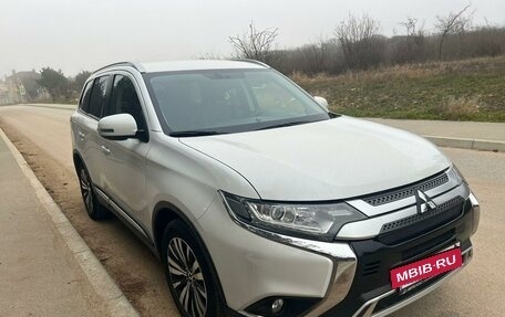 Mitsubishi Outlander III рестайлинг 3, 2020 год, 2 650 000 рублей, 2 фотография