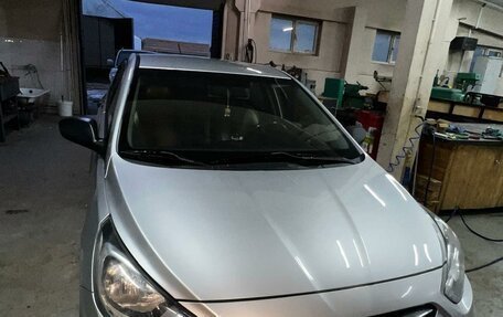 Hyundai Solaris II рестайлинг, 2011 год, 870 000 рублей, 24 фотография