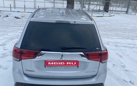 Mitsubishi Outlander III рестайлинг 3, 2017 год, 2 100 000 рублей, 2 фотография