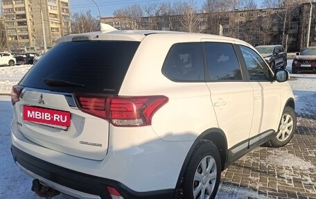 Mitsubishi Outlander III рестайлинг 3, 2018 год, 1 815 000 рублей, 12 фотография