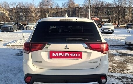 Mitsubishi Outlander III рестайлинг 3, 2018 год, 1 815 000 рублей, 13 фотография