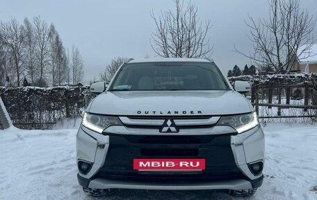 Mitsubishi Outlander III рестайлинг 3, 2018 год, 2 200 000 рублей, 3 фотография