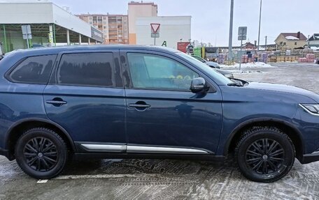 Mitsubishi Outlander III рестайлинг 3, 2020 год, 2 700 000 рублей, 3 фотография