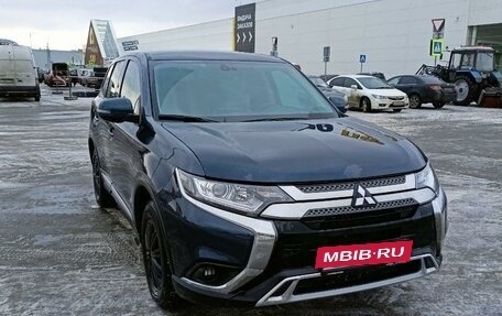 Mitsubishi Outlander III рестайлинг 3, 2020 год, 2 700 000 рублей, 2 фотография