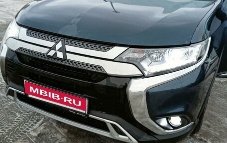 Mitsubishi Outlander III рестайлинг 3, 2020 год, 2 700 000 рублей, 9 фотография