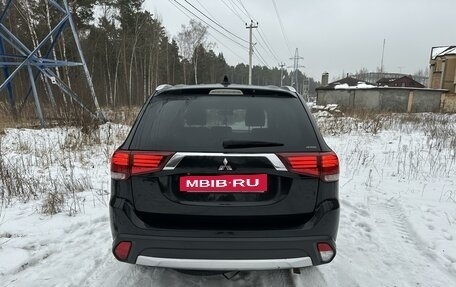 Mitsubishi Outlander III рестайлинг 3, 2018 год, 1 950 000 рублей, 4 фотография