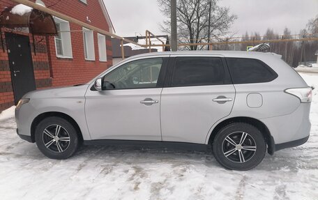 Mitsubishi Outlander III рестайлинг 3, 2014 год, 1 395 000 рублей, 2 фотография