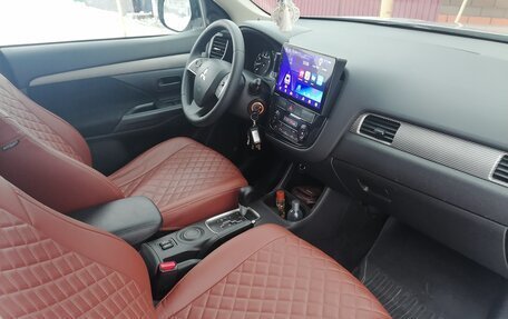 Mitsubishi Outlander III рестайлинг 3, 2014 год, 1 395 000 рублей, 4 фотография