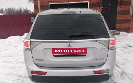 Mitsubishi Outlander III рестайлинг 3, 2014 год, 1 395 000 рублей, 5 фотография