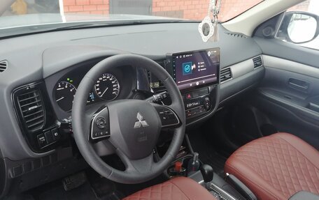 Mitsubishi Outlander III рестайлинг 3, 2014 год, 1 395 000 рублей, 12 фотография