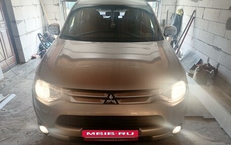 Mitsubishi Outlander III рестайлинг 3, 2014 год, 1 395 000 рублей, 13 фотография