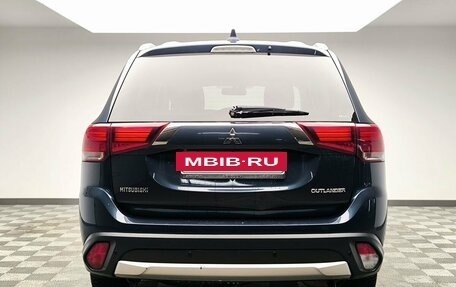 Mitsubishi Outlander III рестайлинг 3, 2018 год, 1 750 000 рублей, 5 фотография