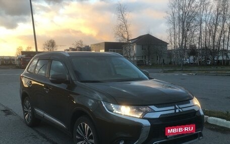 Mitsubishi Outlander III рестайлинг 3, 2019 год, 2 980 000 рублей, 3 фотография