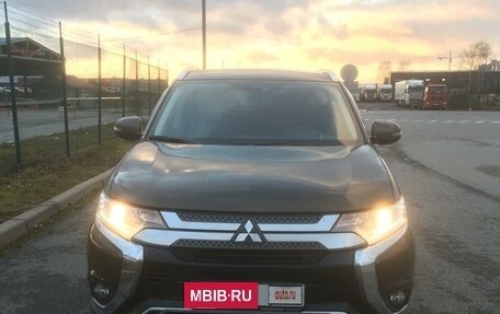 Mitsubishi Outlander III рестайлинг 3, 2019 год, 2 980 000 рублей, 8 фотография