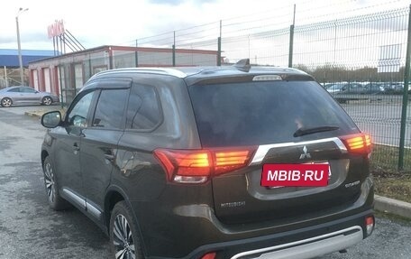 Mitsubishi Outlander III рестайлинг 3, 2019 год, 2 980 000 рублей, 7 фотография