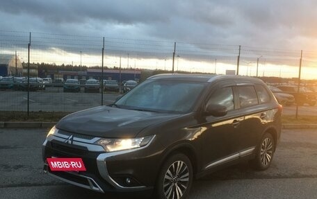 Mitsubishi Outlander III рестайлинг 3, 2019 год, 2 980 000 рублей, 2 фотография