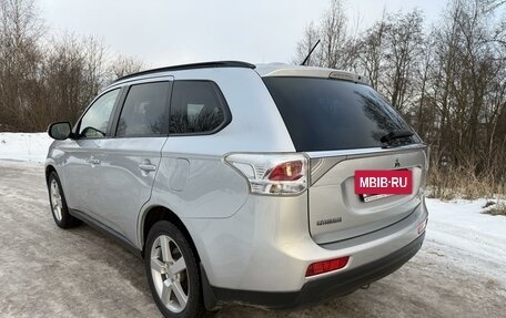 Mitsubishi Outlander III рестайлинг 3, 2013 год, 1 845 000 рублей, 4 фотография