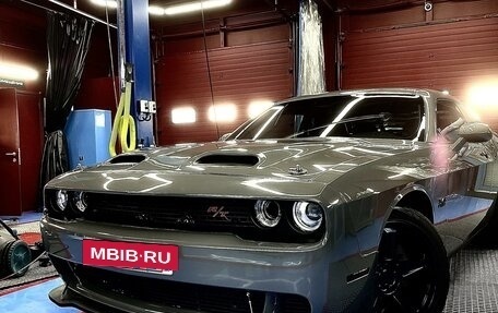 Dodge Challenger III рестайлинг 2, 2018 год, 5 870 000 рублей, 2 фотография