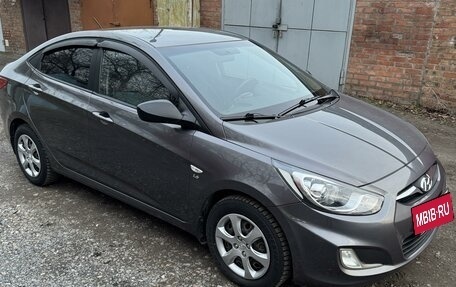 Hyundai Solaris II рестайлинг, 2012 год, 1 000 000 рублей, 2 фотография