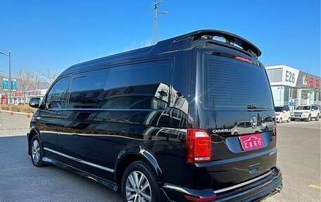 Volkswagen Caravelle T6 рестайлинг, 2018 год, 5 400 000 рублей, 2 фотография