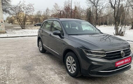 Volkswagen Tiguan II, 2021 год, 2 950 000 рублей, 2 фотография