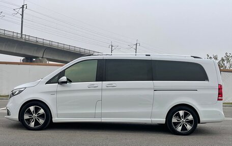 Mercedes-Benz V-Класс, 2022 год, 6 050 000 рублей, 4 фотография