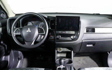 Mitsubishi Outlander III рестайлинг 3, 2013 год, 1 725 000 рублей, 11 фотография