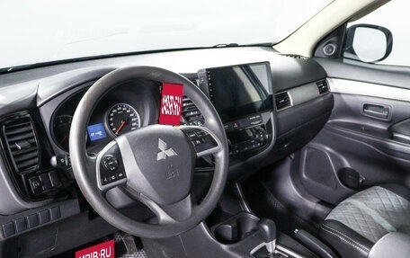 Mitsubishi Outlander III рестайлинг 3, 2013 год, 1 725 000 рублей, 13 фотография