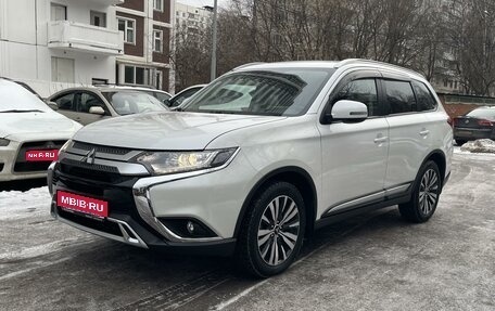 Mitsubishi Outlander III рестайлинг 3, 2021 год, 3 000 000 рублей, 1 фотография