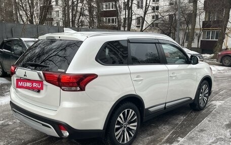 Mitsubishi Outlander III рестайлинг 3, 2021 год, 3 000 000 рублей, 4 фотография