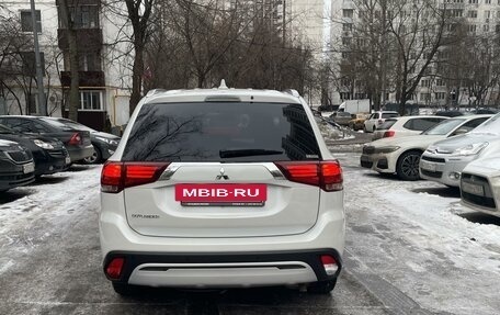 Mitsubishi Outlander III рестайлинг 3, 2021 год, 3 000 000 рублей, 6 фотография