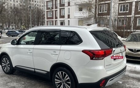 Mitsubishi Outlander III рестайлинг 3, 2021 год, 3 000 000 рублей, 2 фотография