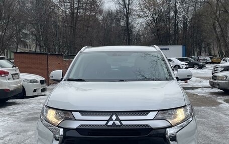 Mitsubishi Outlander III рестайлинг 3, 2021 год, 3 000 000 рублей, 5 фотография