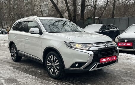 Mitsubishi Outlander III рестайлинг 3, 2021 год, 3 000 000 рублей, 3 фотография