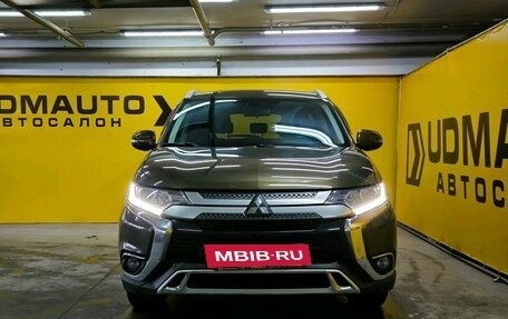 Mitsubishi Outlander III рестайлинг 3, 2019 год, 2 100 000 рублей, 3 фотография