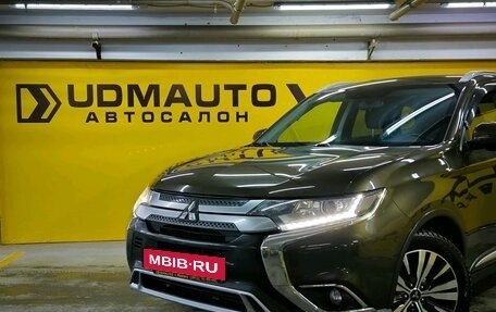 Mitsubishi Outlander III рестайлинг 3, 2019 год, 2 100 000 рублей, 2 фотография