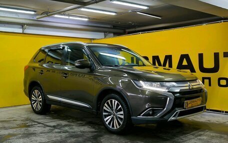 Mitsubishi Outlander III рестайлинг 3, 2019 год, 2 100 000 рублей, 10 фотография