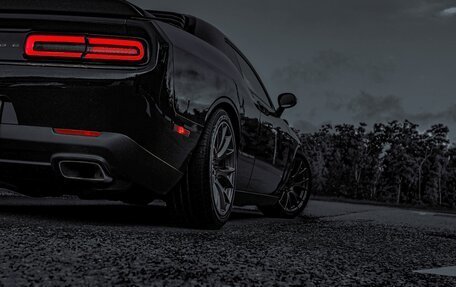 Dodge Challenger III рестайлинг 2, 2018 год, 4 500 000 рублей, 5 фотография