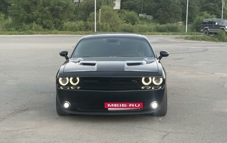 Dodge Challenger III рестайлинг 2, 2018 год, 4 500 000 рублей, 3 фотография