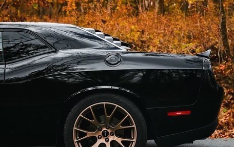 Dodge Challenger III рестайлинг 2, 2018 год, 4 500 000 рублей, 23 фотография