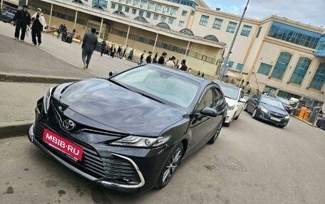 Toyota Camry, 2023 год, 3 800 000 рублей, 2 фотография