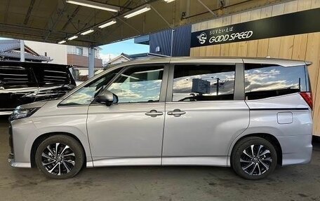 Toyota Noah, 2022 год, 4 195 000 рублей, 4 фотография